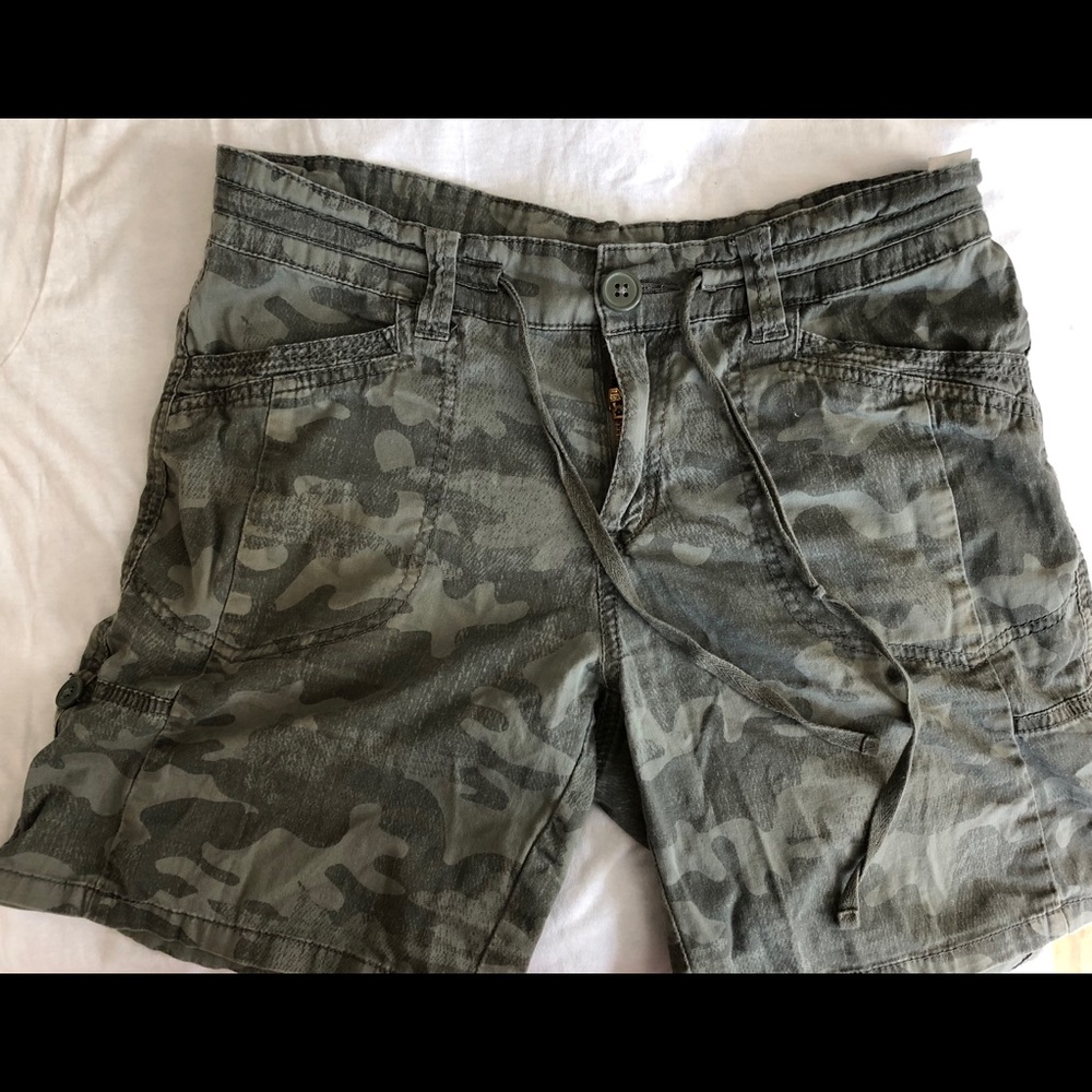 Relaxed camo shorts